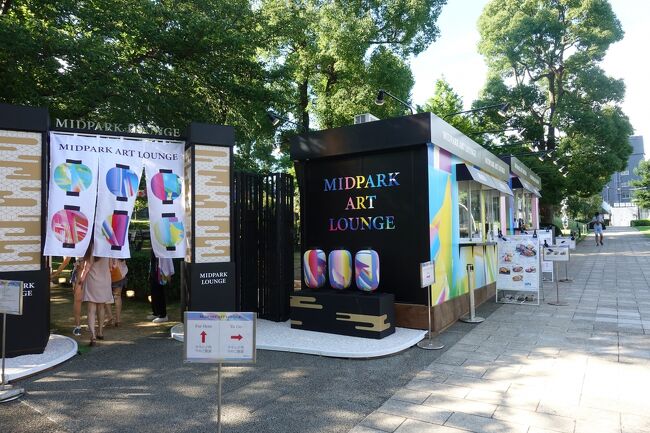 期間限定のカフェが出ていました。<br />MIDPARK ART LOUNGEというらしいです。<br />中は空いてるようなので私が入っても大丈夫そうです。<br />たまにはちょっとオシャレに休憩して見ましょうかね。