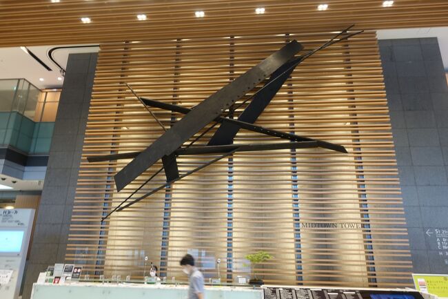 五十嵐 威暢「予感の海へ」<br />デカイです。<br />鉄です。<br />重そうでちょっと怖い、、、<br />落ちてぶつかったら受付の人はきっと泣くでしょう。