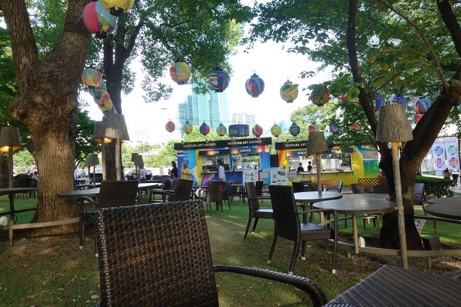 木陰のカフェは気持ちいいです。<br />意外に広々してます。<br />夜も良さそうだけど混むんだろうな。