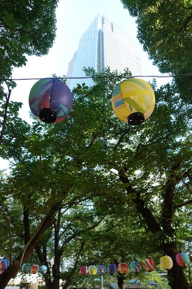 見上げればミッドタウンのタワーも見える。