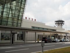 旭川空港、久しぶりです。
ああ、飛行機に乗って遠くへ行きたい！