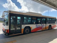 時間通りに関西空港駅に到着後は、こちらのターミナル間連絡バス(無料)で第二ターミナルへ向かいます。