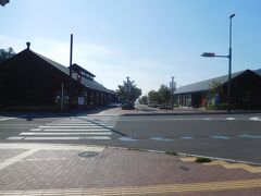 朝の7時半頃に女川の駅前商店街シーパルピア女川に到着。朝早いのでまだしまっているお店がほとんど。それでもシーパルピア女川のホームページ（http://onagawa-mirai.jp/）を見ていたら、「お魚いちば おかせい 女川本店」は土日祝日は朝7時から朝食限定メニューがあるということだった。だが、この日は朝食メニューをやっていなかった。