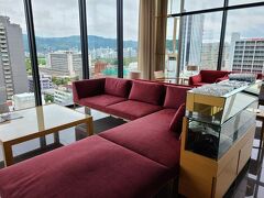 今回、お世話になったホテル「カンデオホテルズ広島八丁堀」。
ＡＮＡのダイナミックパッケージで予約しました。

八丁堀の電停から徒歩で２、３分位。
１３階がフロント、１４階にスパ（大浴場）があります。
３階から９階が客室です。
チェックインは１５時。
荷物を預かって貰いました。
