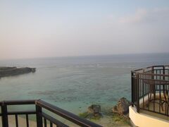 旅の６日目午前８時
ホテル日航アリビラのラナイ（テラス）から眺める東シナ海。
これから潜りに行くと思うとウキウキわくわく。