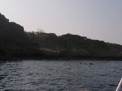 青の洞窟で有名な真栄田岬にやってきました。
２月なのにシュノーケリングしている人もけっこういました。