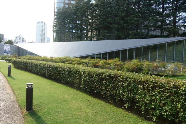 21_21 DESIGN SIGHT<br /><br />安藤忠雄さんの設計。<br />イメージは三宅一生の服のコンセプトの一枚の布から来たらしく、一枚の布を折り曲げたような大きな屋根が印象的です。<br /><br />でもね。<br /><br />最初にここがオープンした時にこの建物ができるまでのヒストリー展示があったけど、一番最初のプランは列柱が並ぶコリドーがある建物で今の建物とは似ても似つかぬものでしたよw<br /><br />何かすったもんだがあったのかな？と、考えるのも面白いですねw（←ものすごい意地悪ジジイw）