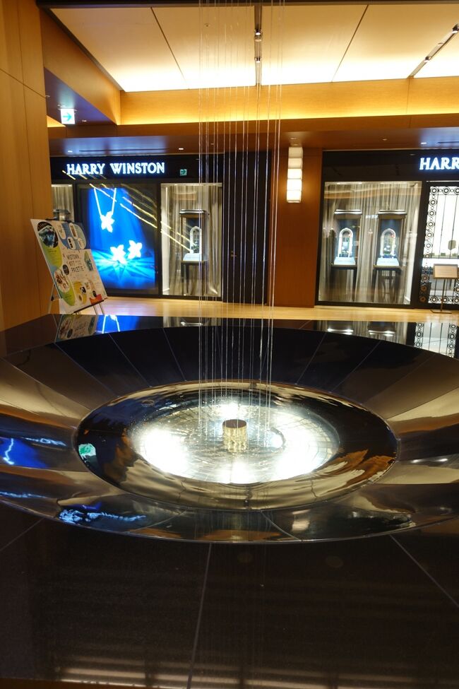 ガレリア入り口にあるシャワーツリー。<br />クリスマスにはキューピーのツリーになったりしますw<br /><br /><br />京都の清水寺の『音羽の滝』をコンセプトにしているらしいです。<br />外苑東通りに面した入り口のガレリアゲートは鳥居のイメージなんだそうです。<br /><br />言われて見なきゃわからない。<br />言われて見てもわからない。<br />そんな感じになりました。