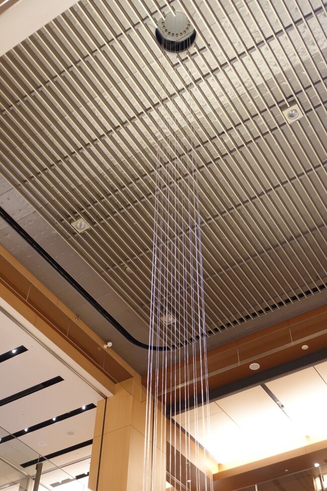 シャワーツリーは３階の天井から水が流れ落ちてきます。<br />しばらく見とれてしまう迫力です。<br />男の子はこういうの好きな人多いでしょう。<br /><br />は～～い！僕も好き～～～！（←見た目はすでに男の子では無いですw）<br />