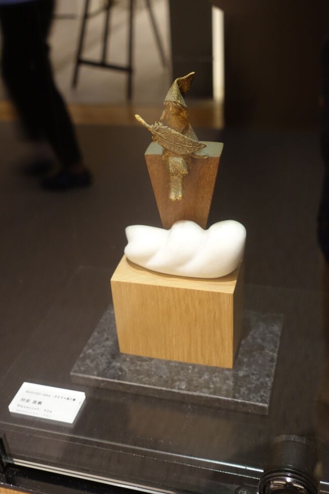 東京ミッドタウンの吹き抜け沿いには柱の中に小さな作品が展示されていてかなりの数の作品がタダで見られます。<br /><br />３階のサントリー美術館の前あたりから見ていくことにしましょう。<br /><br />メルヘンチックで可愛い！