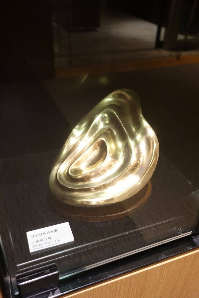 ３階の作品<br /><br />ちょっと見には耳みたい。<br />まるでファラオの財宝みたい