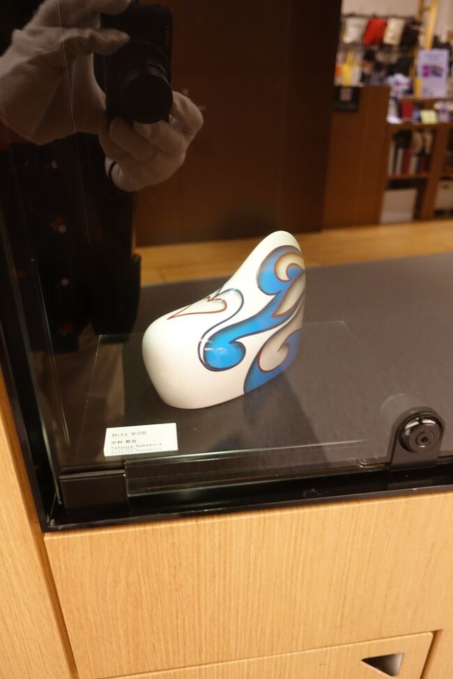 これはどこかヨーロッパの辺境の地の民芸品みたいな印象ですね。<br />それ以上に私の写り込みがウザイw