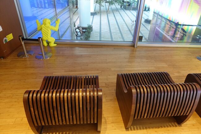 広場を見下ろす休憩所。<br />誰かが下を覗いています。