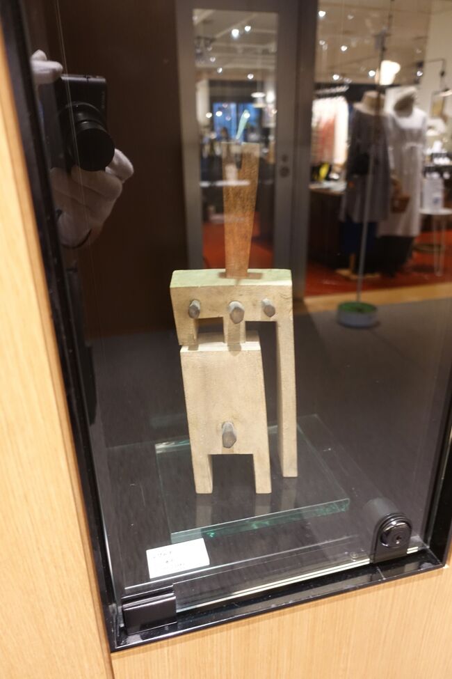 不思議な形。<br />ロボットみたいな家具みたいな、、