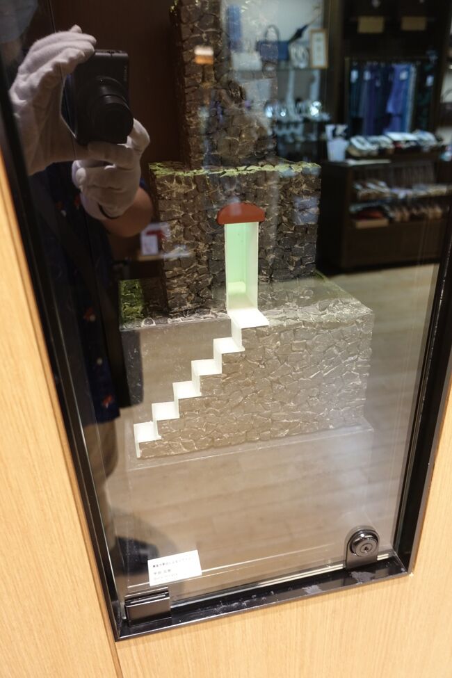 立体だまし絵風。<br />エッシャー風？<br /><br />私ってば写り込みなんか全然考えずの撮影ですねw<br />困ったものです。