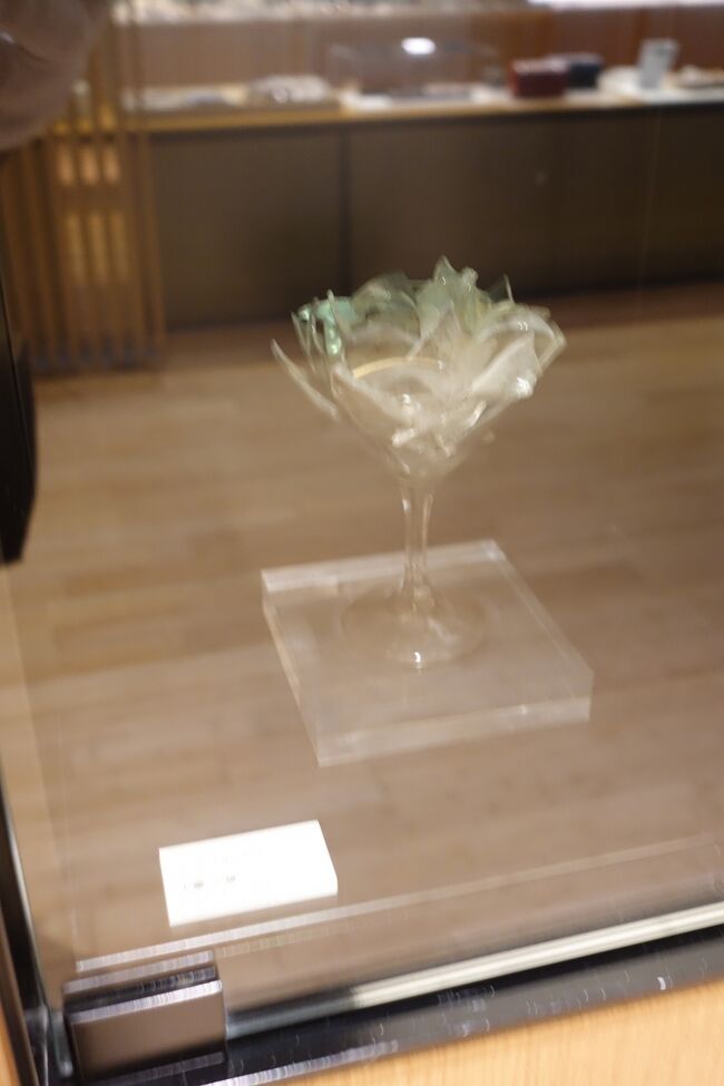 優雅な前衛という感じですね。<br />綺麗。