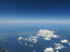 遥か沖合いに飛島。
白い雲の下は鳥海山ですが、山容が確認できず残念。

昨年8月には夜行バスと列車を乗り継いで飛島を訪れました。
https://4travel.jp/travelogue/11642780