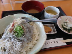 am 11:00 開店と共に到着。
本日のお昼は、安芸しらす食堂のどろめ丼 ♪
去年釜揚げしらすとのハーフ丼にしたら、全く生臭く無くて美味しかったので、今回は生しらすオンリーにしました ♪

母が食べられないと盛った、釜揚げしらすが端にのっかってますが。。