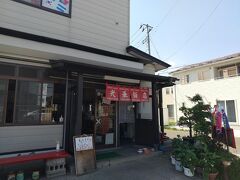 角田ブラックが食べられるこのお店は駅から５分以内の立地。
当日は平日１３時の来訪ということもあり、すんなり入店。

角田ブラックという名前はあくまでこのお店で提供されるラーメンの総称。ちなみにラーメン以外にも炒飯も美味しいとの情報があり、当初ラーメンと炒飯の組み合わせを考えてましたが、先客が炒飯を注文すると売り切れとの話も耳にしてしまう。
ということで胃の容量分を補えるであろう「ジャンボラーメン」なる品物を注文。ふとここまで来たからには大盛りの角田ブラックを食べてみようと思ってしまったんだが...