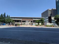 国道246号からスタジアム通りへ入り、北上します。
右手には秩父宮ラグビー場。