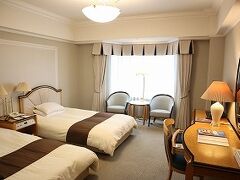 部屋は、いわゆるシティホテル。バスタブとは別に独立したシャワーブースも備わっていました♪

■マメ情報■
ホテルは23Fまであり、高さは愛媛県1位、四国4位とのこと。朝食と温泉大浴場の入場券付き、2人、金曜泊で2万円弱/部屋でした。初日に尾道で預けた荷物も、部屋まで運んでいたくれました。全般、ホテルらしいホテルとの印象でした