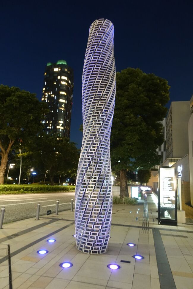 夜も綺麗。<br /><br />以前は内側からブルーのライトが光ってた気がする。<br /><br />思い違いかな？