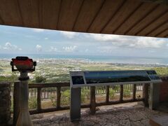 展望台からの眺め。中央は石垣市街、右端は竹富島。