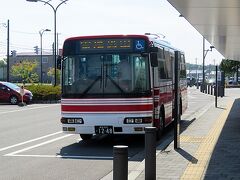 　野辺地駅から大湊線に乗り終点の1駅手前の下北で下車する。駅前のバス乗り場には「霊場恐山」という行先を掲げたバスが停車中。このバスは私の乗ってきた列車と9分の接続となっている。下北駅で大湊線から20人くらいの客が下車したがこのバスに乗り換えたのは私だけだった。
　バスは発車してしばらく走るとむつ市の田名部地区の中心にあるむつバスターミナルに着く。ここで2人乗車してきた。さらにしばらく走ったところにあるバス停からもう1人の乗客があり結局私を含めて4人だけ客を乗せてバスは恐山まで走った。バスの車内では観光案内のアナウンスを流していた。