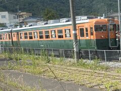 坂城駅には元国鉄165系急行用電車３両編成で保存展示してます。