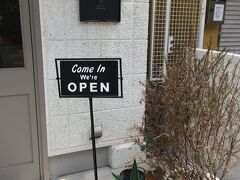 王子動物園を後にして、再び水道筋商店街へ向かいます。
途中、お洒落なカフェ発見。