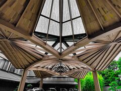 フォーシーズンズホテル京都に到着
木でできたアーチ型のエントランスがとても印象的