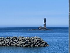 進行方向右側の席が海側の席です。潮見町バス停からはローソク岩が見えます（運転手によっては、乗降客が居なくても少し停車してくれるので、車窓から写真が撮れます。当然ながら、停車しない運転手もいます）。