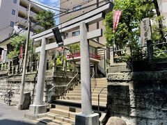 神田明神から数分のところに鎮座する妻恋神社。