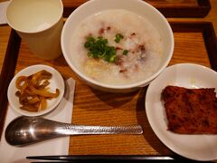 その後ホテルに戻って二度寝し、チェックアウト。
朝ごはんついてないプランだったけど夜にアフタヌーンティーしたせいでお腹空いてない。
なのでランドマークプラザ内の糖朝へ。
ここ美味しいのでリピートしてます。
お昼の時間にいかにも朝ごはんな香港のお粥＋大根餅を食べて
午後からの用事にむかいました。

もしまたロイヤルパークに泊まることがあったら次はシリウスでの朝食つけようかな。
ほとんど毎日見てるのに今まで泊る機会の無かったロイヤルパークホテル横浜、
なかなか面白いホテルでした♪