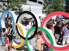 新国立競技場前の五輪マーク付近は人だかりでした