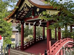 気を取り直して筑波山神社へ。神田家の向かいが参道なので便利。

これは2019年に改修された「御神橋」。渡ることはできないのですが、雰囲気あります！