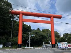 筑波山神社入口でバスを降り、大鳥居を潜って大御堂を目指します。

大鳥居を潜らずに右に進むと筑波山温泉郷です。