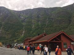 2019/06/18
【Flam/フロム】

フロム鉄道
船を降り、鉄道の旅へ
フロム駅はフロム港の目の前
