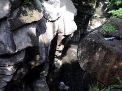 磊々峡は、奥羽山系を源にする名取川が、秋保石と呼ばれる岩を削って出来た渓谷であり、命名したのは、夏目漱石の門人小宮豊隆氏だそうだ。
遊歩道から見ると、狭くて薄暗い渓谷が続いていた。