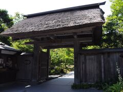 瑞巌寺を拝観した後、隣にある円通院にも行ってみる。
５年前にも訪れ、とても気に入った寺である。
山門は、円通院が開山した正保4年(1647)に建てられたものらしい。
簡素な造りながら、風情のある雅な姿をしてる。