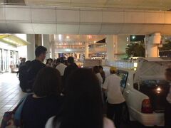 那覇空港には定刻の22時25分着。猛ダッシュでタクシー乗り場へ行くと、すでに待ち列が。私の後ろには次から次へと列が延びていきました。