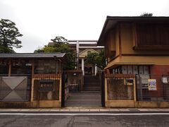 10：26　飛行神社
住宅街にあって、鳥居が無ければ神社と気付かない。

創建は1915年　二宮忠八氏によります。
二宮忠八さんは飛行機の研究をしていましたが、ライト兄弟の飛行の成功を聞いて
研究を断念。