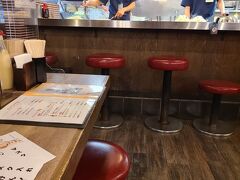 お夕飯はホテルでお勧めされた「みっちゃん総本店」へ。
八丁堀のお店はホテルから徒歩3分という近さでした。