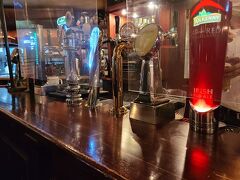 Twitterでお勧めされたアイリッシュパブ「モーリー　マロンズ」へ。
テーブル席とカウンターがあり、カウンターにしました。