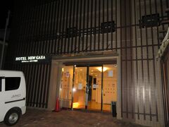 祇園駅より歩いて5分で宿泊するホテルニューガイア博多に到着。