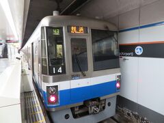 地下鉄空港線に乗って天神駅に向かいます。