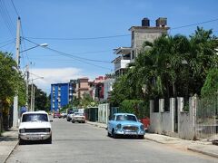 レストランの近くも昔の車がいっぱいです。
これからハバナ空港（ホセ・マルティ国際空港）に向かいます。