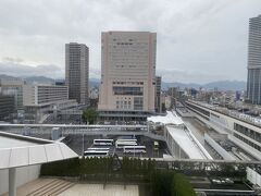 明けて2日目、部屋からの景色は雨降り模様。晴れたらいいなぁと思いながらチェックアウト