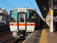 浜松駅にいます。ホームには、311系電車が停車中。この形式には今回、初めて乗りました。。