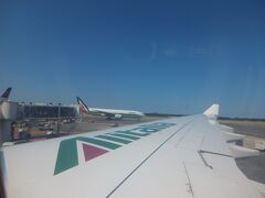 ローマからアブダビ行きはアリタリア航空とのコードシェア便に乗ります。
主翼にエアライン名が入るのってかわいいですよね。昔はJALも書いてありました。